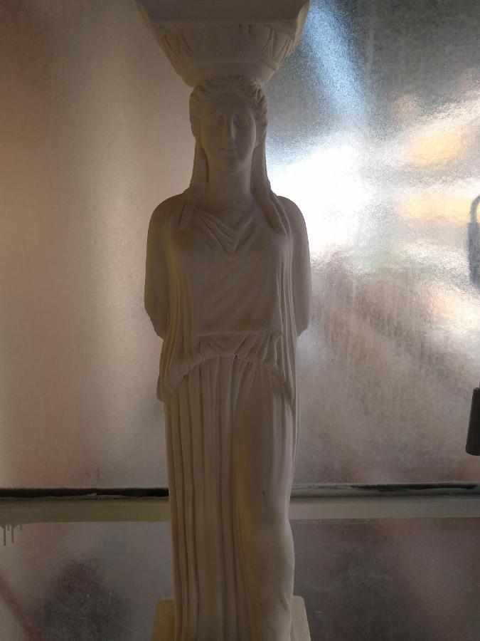 Acropolis Within 10 Minutes Walk! Classical Apartment And A Hostess At Your Side! Атина Екстериор снимка